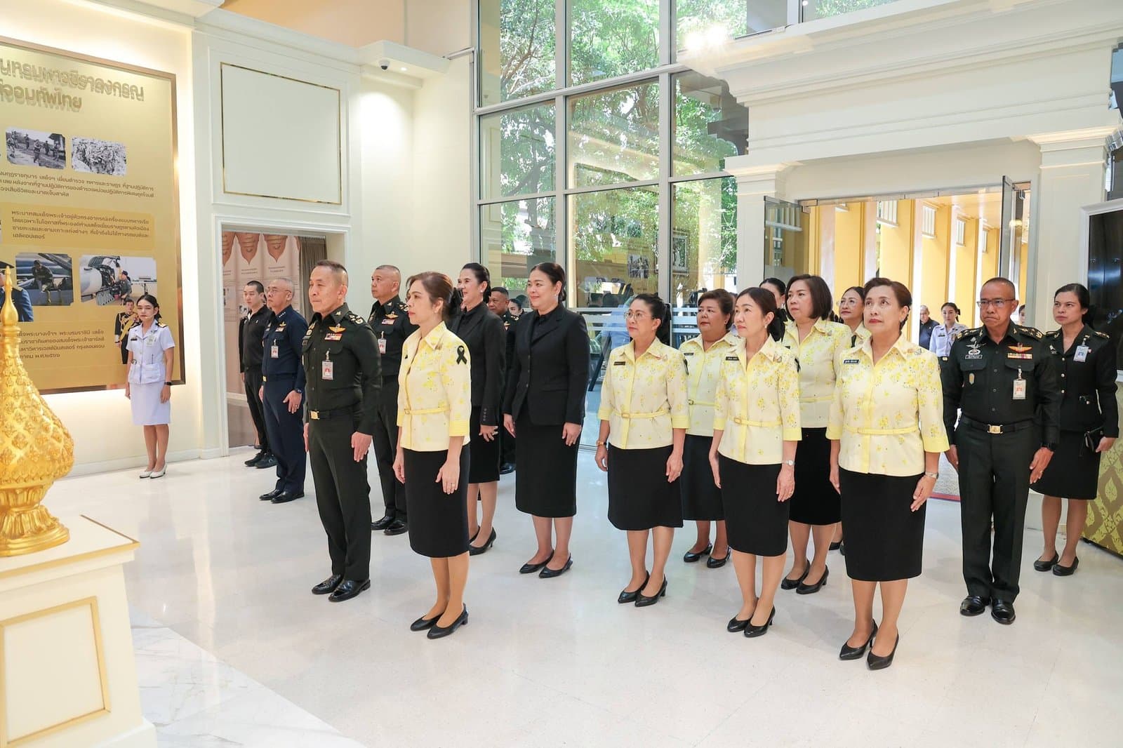 สำนักงานปลัดกระทรวงกลาโหม น้อมสำนึกในพระมหากรุณาธิคุณ ร่วมชมนิทรรศการเฉลิมพระเกียรติฯ และจัดกิจกรรมจิตอาสาช่วยเหลือชุมชน
